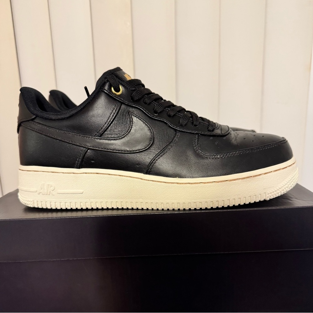 Nike Air Force 1 (Black Pack)
